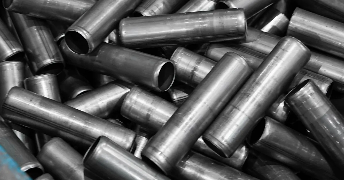 Pile of short machined metal tubes with cut ends, showing the edges that itomen and C chamfer notes control
